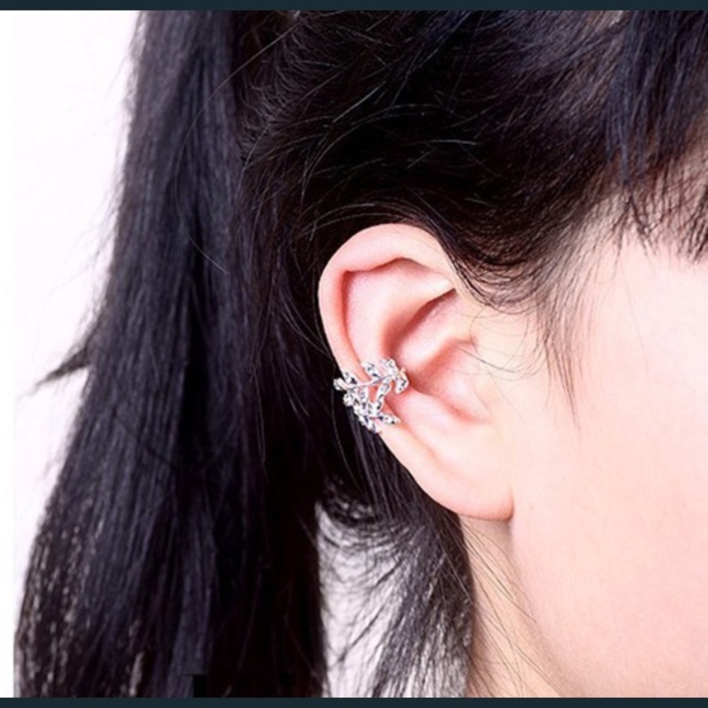 π Awesome Pierce-less leaf vine ear cuff in gold or silver π - Picture 5 of 8